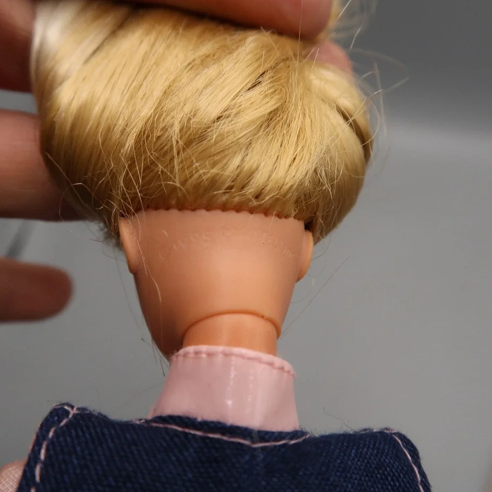Vintage 90s Blonde‎ Barbie sting magnet Fashion Doll